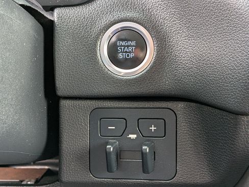Used 2024 Toyota Tundra Limited AWD/4WD image 29