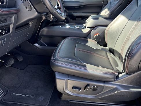 Used 2024 Ford Expedition Limited image 9