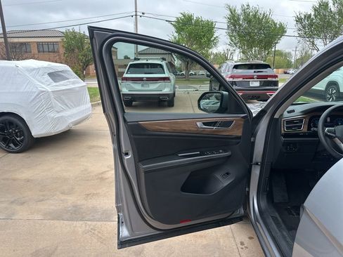 Used 2024 Volkswagen Atlas SE w/ Black Wheel Package AWD/4WD image 9
