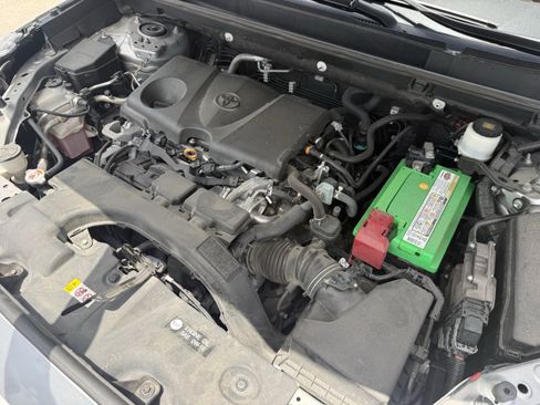 Used 2021 Toyota RAV4 XLE w/ Convenience Package FWD image 33