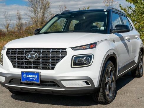 Used 2022 Hyundai Venue Limited image 2