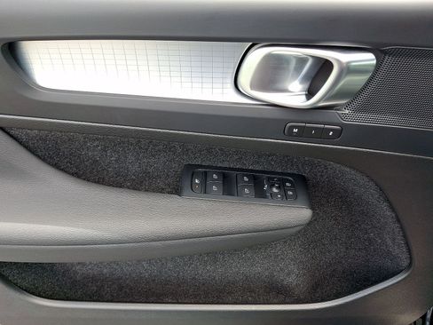 Used 2024 Volvo XC40 B5 Core AWD/4WD image 10