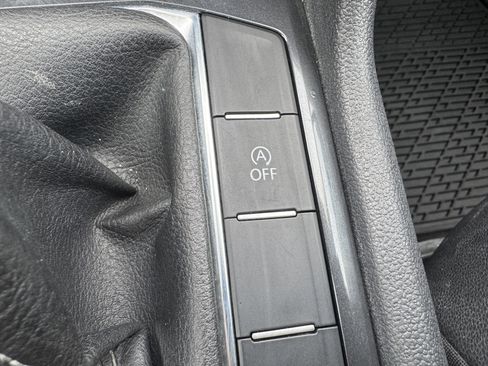 Used 2022 Volkswagen Tiguan SE AWD/4WD image 30