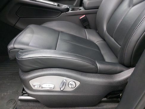 Certified 2024 Porsche Macan image 30