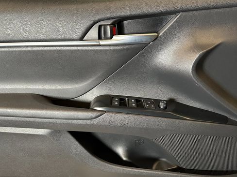 Used 2018 Toyota Camry SE image 15