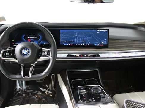 Used 2023 BMW i7 xDrive60 AWD/4WD image 11