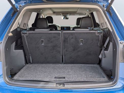 Used 2025 Volkswagen Atlas SE image 12