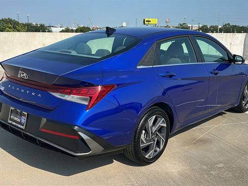 Used 2025 Hyundai Elantra SEL FWD image 13