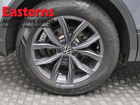 Used 2022 Volkswagen Tiguan SE w/ Panoramic Sunroof Package image 30