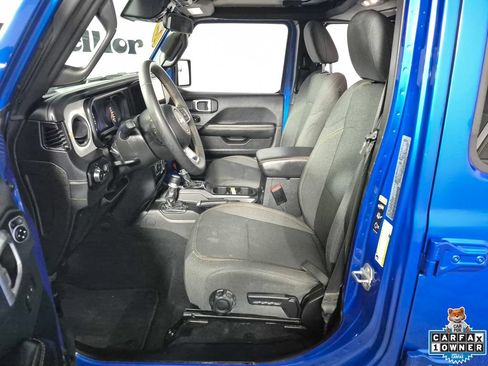 Used 2025 Jeep Wrangler Unlimited Sahara AWD/4WD image 9
