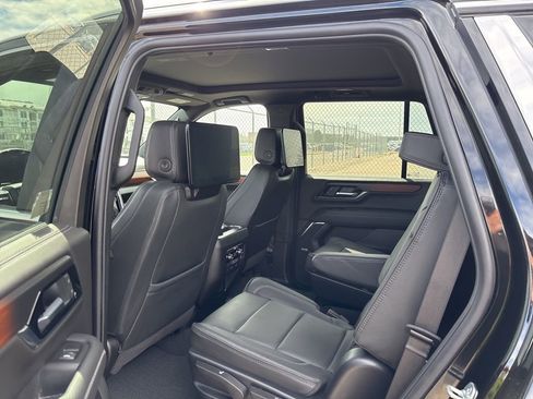 Used 2025 GMC Yukon Denali w/ Advanced Technology Package image 8