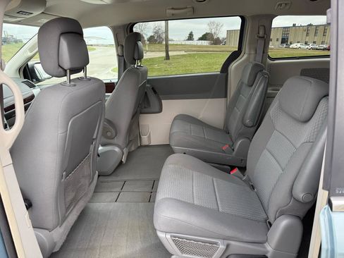 Used 2010 Chrysler Town & Country Touring image 14