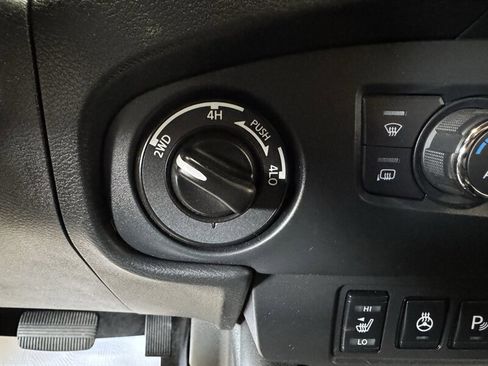 Used 2022 Nissan Frontier SV AWD/4WD image 13