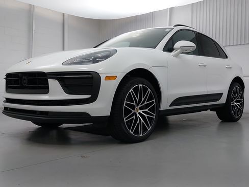 Certified 2026 Porsche Macan AWD/4WD image 1