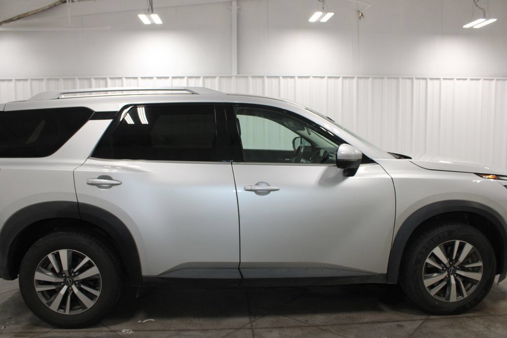 Used 2025 Nissan Pathfinder SL FWD image 11