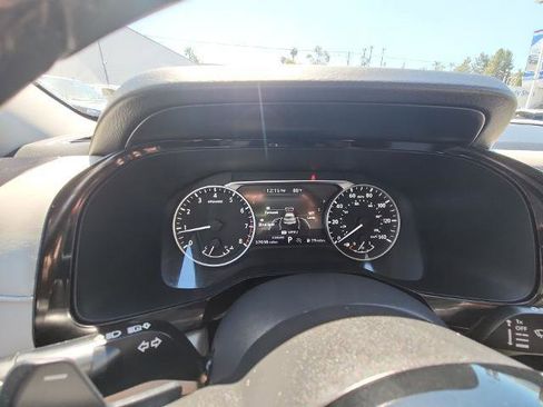 Used 2022 Nissan Pathfinder SV image 11