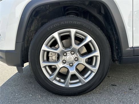 Used 2024 Jeep Compass Latitude image 11