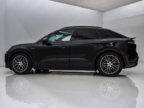 Certified 2025 Porsche Macan 4S Electric AWD/4WD image 2