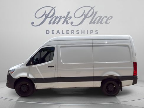 Used 2025 Mercedes-Benz Sprinter 2500 image 2