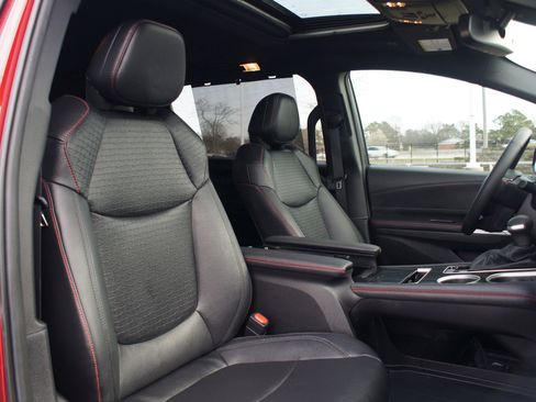 Used 2025 Toyota Sienna XSE w/ XSE Plus Package image 24