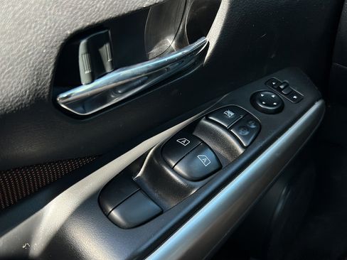 Used 2020 Nissan Kicks SR FWD image 9