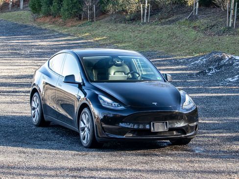 Used 2022 Tesla Model Y Long Range image 12