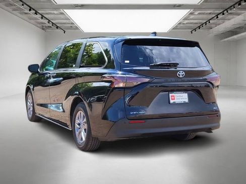 Used 2025 Toyota Sienna XLE AWD/4WD image 3
