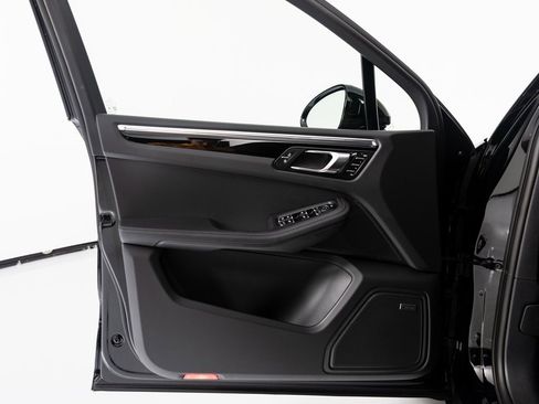 New 2026 Porsche Macan image 19