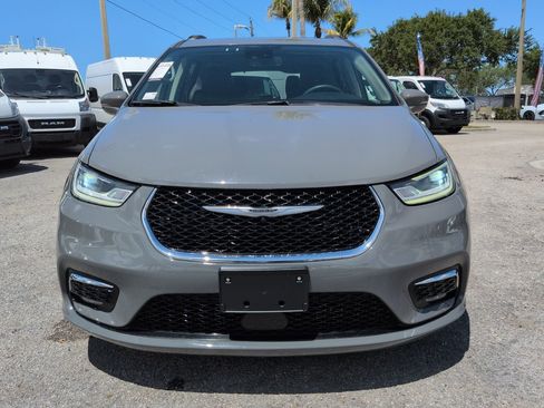 Used 2022 Chrysler Pacifica Touring-L FWD image 3