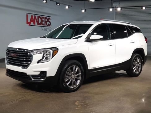 Used 2024 GMC Terrain SLT image 3