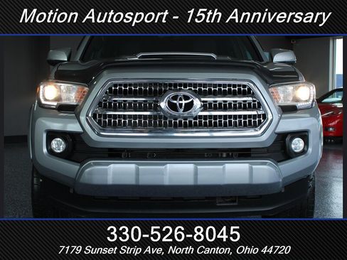 Used 2017 Toyota Tacoma SR5 AWD/4WD image 32