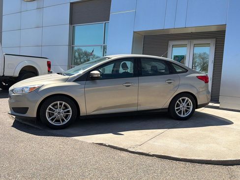 Used 2016 Ford Focus SE FWD image 2