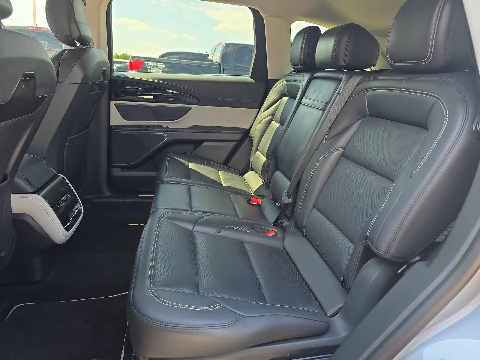 Used 2024 Lincoln Nautilus Premier AWD/4WD image 11