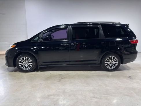 Used 2020 Toyota Sienna XLE w/ XLE Navigation Package FWD image 4