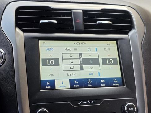 Used 2020 Ford Fusion SE FWD image 14