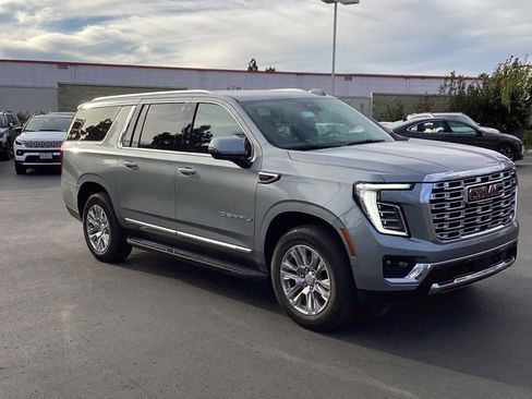 Used 2025 GMC Yukon XL Denali image 4