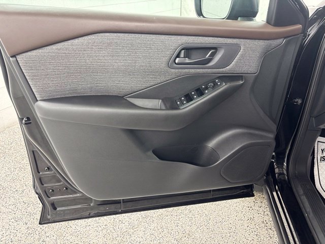 Used 2023 Nissan Rogue S AWD/4WD image 17