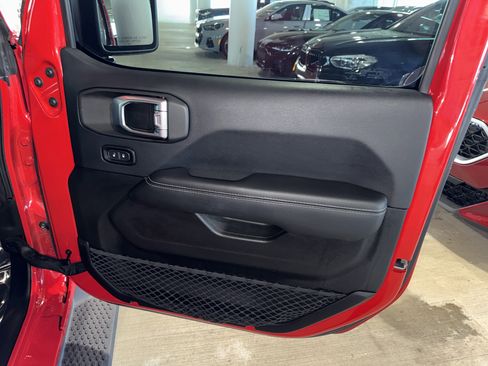 Used 2018 Jeep Wrangler Unlimited Sahara image 9