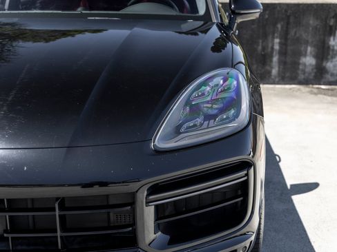 Certified 2022 Porsche Cayenne Turbo S AWD/4WD image 16