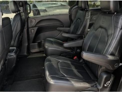 Used 2024 Chrysler Pacifica Touring-L FWD image 8
