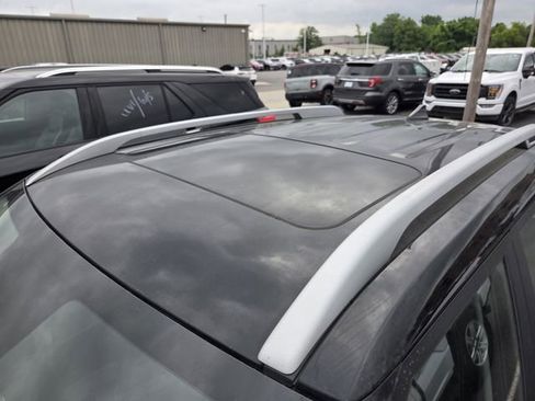 Used 2022 Hyundai Venue SEL FWD image 5