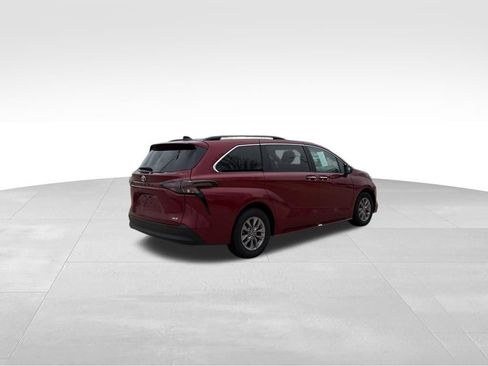 Used 2026 Toyota Sienna XLE image 6