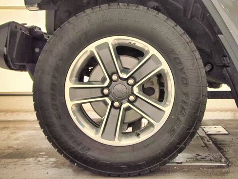 Used 2018 Jeep Wrangler Unlimited Sahara AWD/4WD image 16