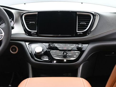 New 2026 Chrysler Pacifica Pinnacle image 25