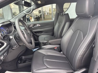 New 2026 Chrysler Pacifica Select