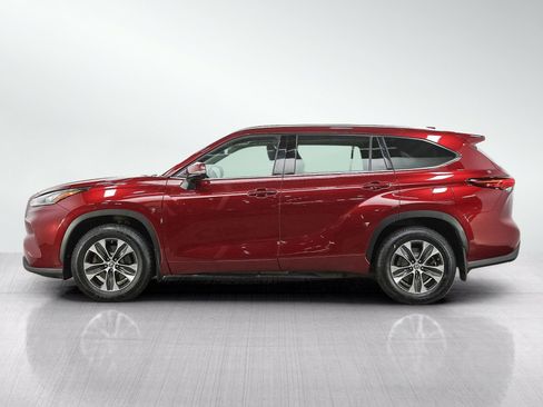 Used 2020 Toyota Highlander XLE AWD/4WD image 2