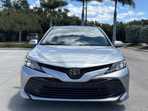 Used 2020 Toyota Camry LE image 3