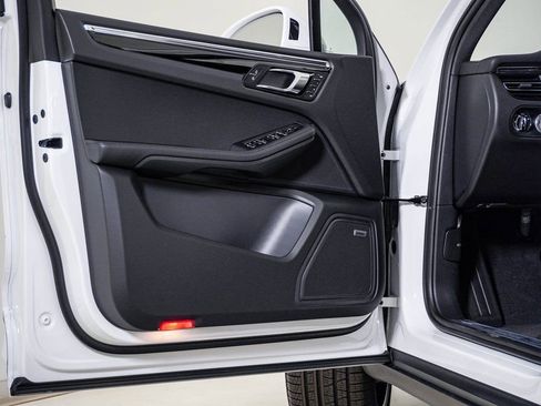 New 2026 Porsche Macan image 25