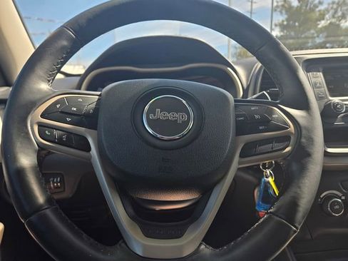 Used 2018 Jeep Cherokee Latitude w/ Altitude Package image 18