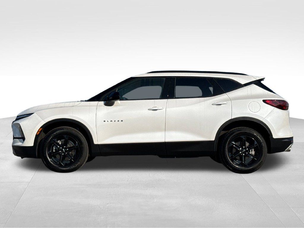 Used 2025 Chevrolet Blazer LT w/ Midnight/Sport Edition AWD/4WD image 2